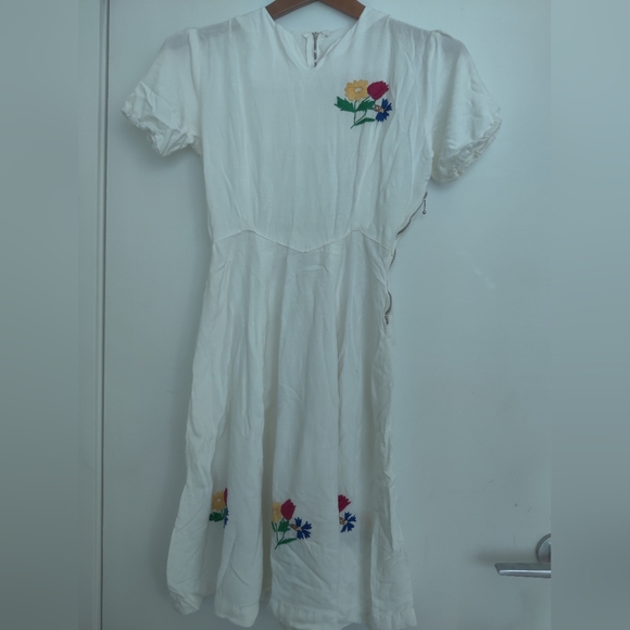 White Summer Dress with Flowers Size XS (24 inch waist) - Picture 1 of 5